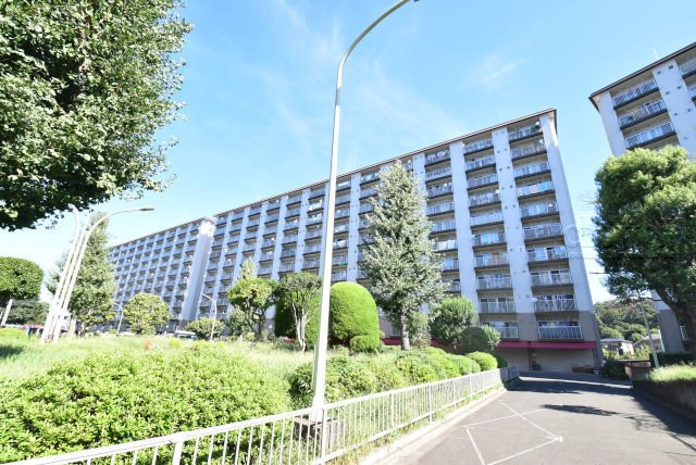 【現況写真】 | 狛江ハイタウン2号棟 | 建物と前面道路の様子。
