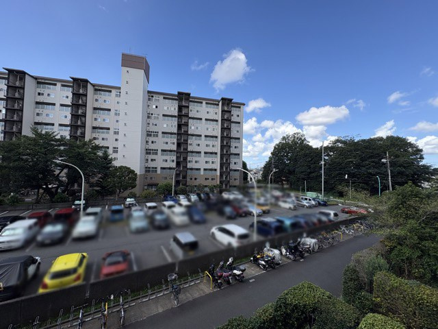 【展望】 | 狛江ハイタウン2号棟 | 眼前に広がる空の雄大さと、このお部屋の自慢の一つである「眺望」をご覧ください。毎日、この景色を独り占めできる新生活に夢が広がります。～即日のご見学可能～　お問合せはお気軽にどうぞ。
