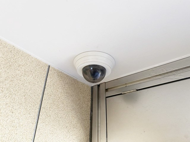 【防犯設備】 | 狛江ハイタウン2号棟 | 建物や敷地の隅々に目を光らせる防犯カメラが設置されています。現地を見学される際には、カメラの存在やその台数にも意識を払ってみてください。～即日のご見学可能～　お問合せはお気軽にどうぞ。
