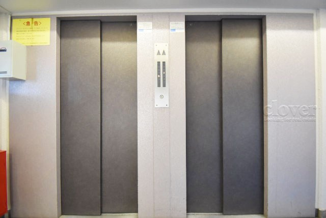 【設備】 | 狛江ハイタウン2号棟 | 複数のエレベーターが皆さんの昇降を手助けしてくれます。朝の出勤通勤ラッシュ時には複数あるありがたみを感じられます。～即日のご見学可能～　お問合せはお気軽にどうぞ。