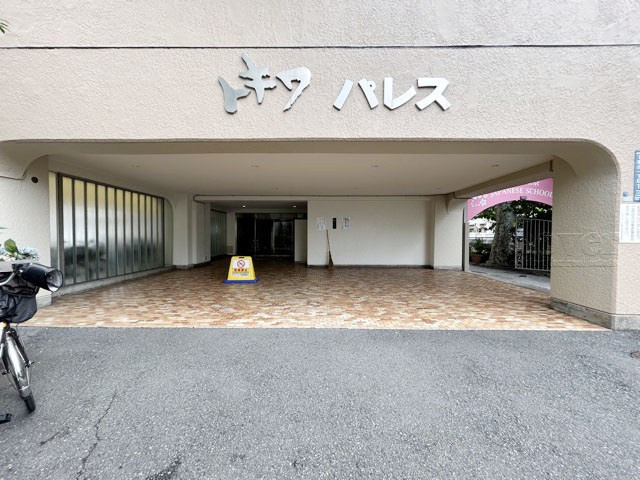 【ロビー】 | トキワパレス | 広々としたエントランスホール。入口の門をくぐった先にある、開放感と清潔感をあわせもつ空間です。お客様をお出迎えする際の、ロビーの役割も果たします。～即日のご見学可能～　お問合せはお気軽にどうぞ。