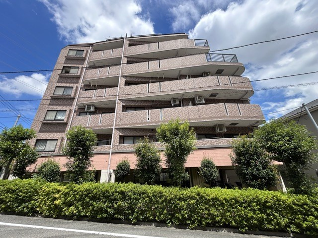 【外観】 | ライオンズマンション赤塚公園 | 手入れの行き届いた外壁やエントランスなど、「見ればわかる」レベルで清潔感を保ったマンションです。築年数を感じさせない姿で皆様をお出迎えします。～即日のご見学可能～　お問合せはお気軽にどうぞ。