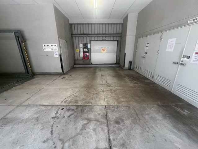 レジディア心斎橋ウエストの駐車場