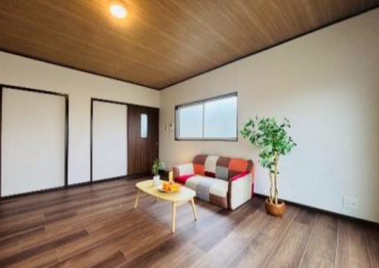 東淀川区小松５チョウメ　中古戸建の居間・リビング|ゆったりとした居間です