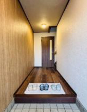 東淀川区小松５チョウメ　中古戸建の玄関|明るい玄関です