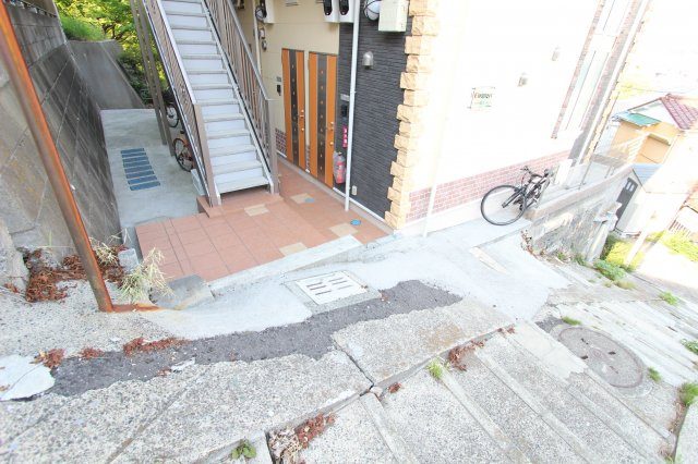 横浜エトランゼのエントランス
