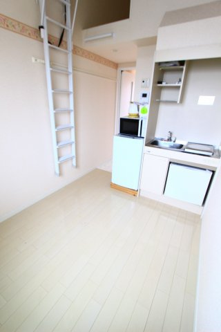 横浜エトランゼの居間・リビング|同タイプ参考写真です。