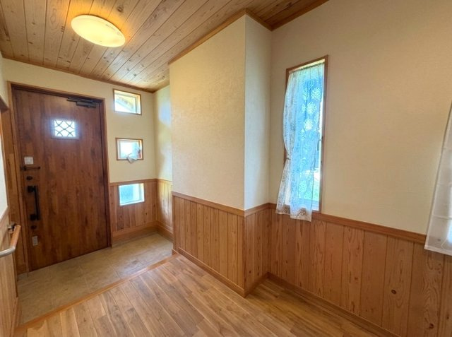 【玄関】 | 滑川町羽尾　中古戸建 | ※掲載写真は一部AI画像加工により、家具・家財等を削除しております。現況と異なる場合は現況を優先とします。