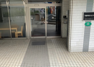 【エントランス】 | ＴＯＰ・西八王子 | マンションのエントランスには、もともと風よけや防犯の役割がありますが、マンションによって宅配ボックスなどの設備が備わっている所もあります。日々の生活をイメージしながら生活しやすさをチェックしましょう。