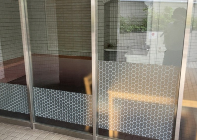 【ロビー】 | ＴＯＰ・西八王子 | ラウンジは、マンションの共用スペースに椅子やテーブルなどを配置した利用者が寛げる空間です。屋内型ラウンジと屋外型ラウンジがあります。共用部分の管理状況と合わせて、詳細については現地でご確認ください。