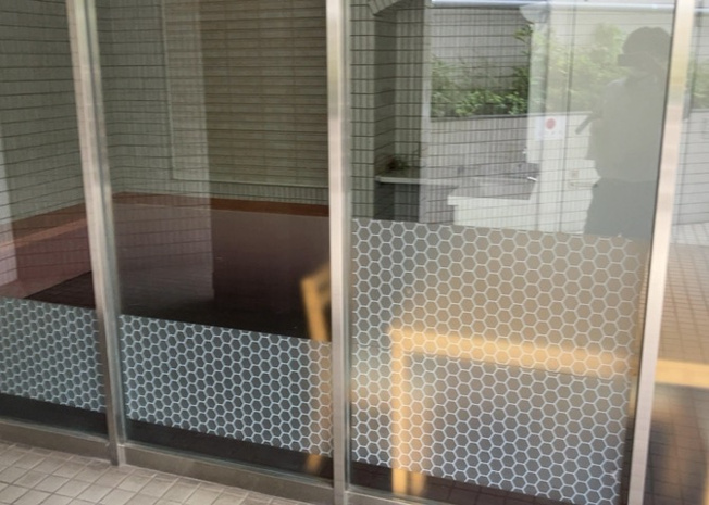 【ロビー】 | ＴＯＰ・西八王子 | ラウンジは、マンションの共用スペースに椅子やテーブルなどを配置した利用者が寛げる空間です。屋内型ラウンジと屋外型ラウンジがあります。共用部分の管理状況と合わせて、詳細については現地でご確認ください。