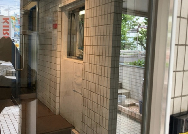 【受付】 | ＴＯＰ・西八王子 | 受付はマンションコンシェルジュがいる場合もあれば、管理人が滞在する小部屋を総称して呼ぶことがあります。主にエントランスに設置されていることから、防犯面でも期待ができます。防犯設備がない場合はより安心！