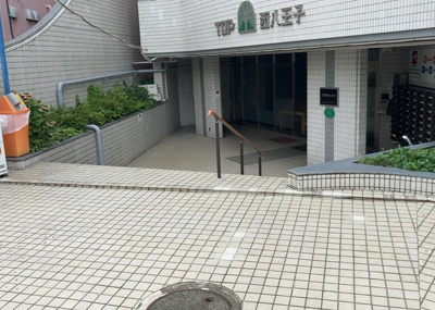 【外観】 | ＴＯＰ・西八王子 | 隣家の土地はどうなっているのか、生活利便施設が近くにあるのか、学校まで近いかなど、お客様のライフスタイルにあわせたイメージが重要です。また、近くにあると困る施設が近くにないかも確認するといいでしょう。