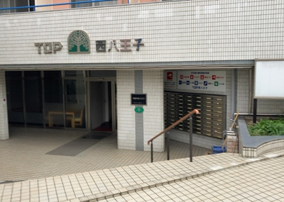 【現況写真】 | ＴＯＰ・西八王子 | 道幅が広い場所は日当たりや風通が良好です。幅が広いのですれ違いも可能ですし大きな車でも駐車可能！一方で、大型車が通ることも多くなるため交通量の増加により騒音に繋がります。また土地の値段が高くなります。