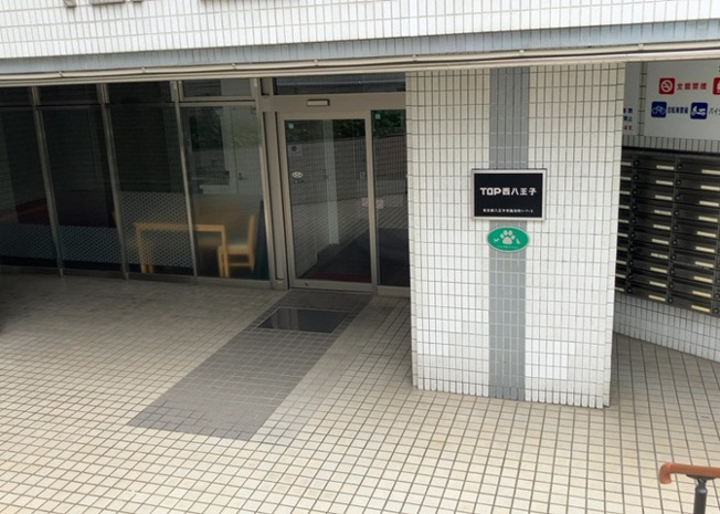 【玄関】 | ＴＯＰ・西八王子 | 玄関は家の顔でもあり、家族以外の目にも止まる場所です。玄関は外との間を仕切る扉、靴などをしまっておく収納スペース、靴脱ぎのたたきスペース、来客とのやり取りをするドアホンなど複数のアイテムからなります。