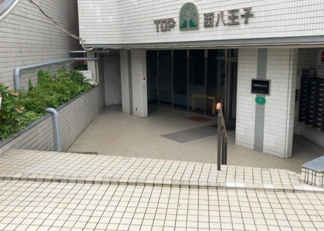【外観】 | ＴＯＰ・西八王子 | 外観はマンション管理がされているかの目安になります。築年数が古いと、壁面は劣化してひび割れが生じることも！建物が古びていても細かいところが修繕されていると、きちんと管理されているなぁと感じるでしょう。