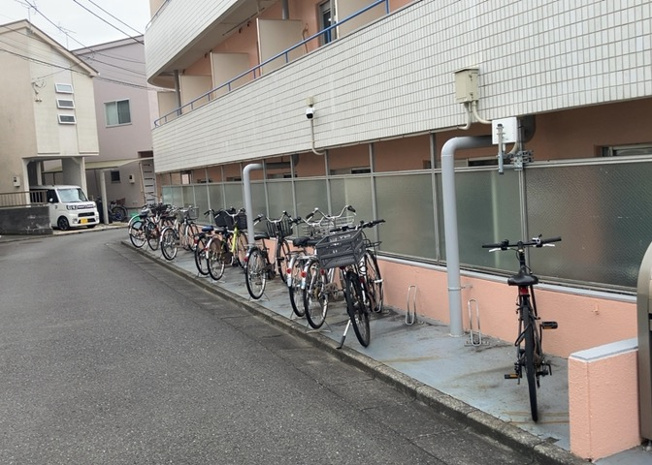 【駐車場】 | ＴＯＰ・西八王子 | 車一台あたりに必要なスペースは、標準サイズの普通自動車で横幅2m50cm、長さ5mは必要になります。ただし、乗降のことも考慮して横幅3m30cm、長さ5m50cmほどは確保できるところを選びましょう。
