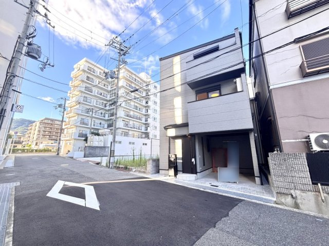 記田町１丁目 新築戸建ての前面道路含む現地写真