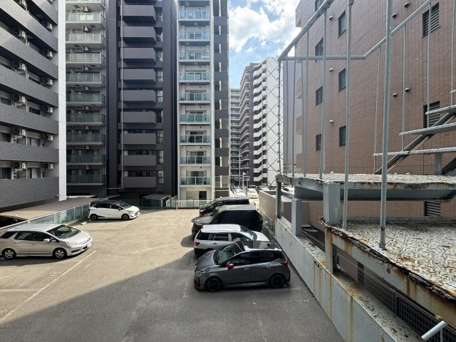 大阪洋服会館ビルの駐車場