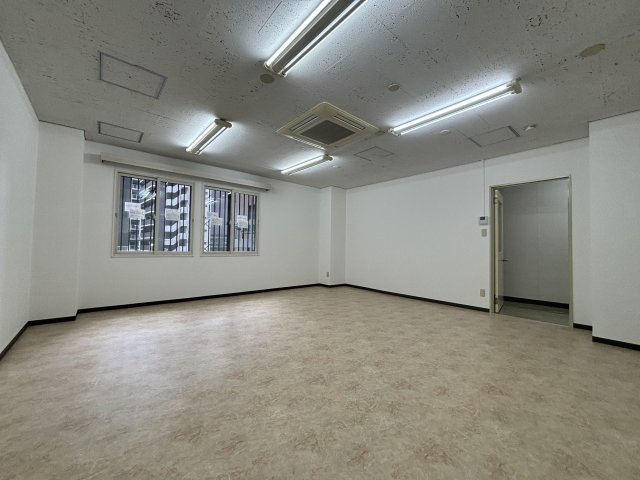 大阪洋服会館ビルのロビー