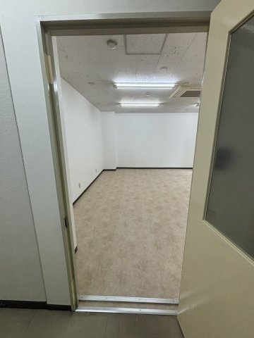 大阪洋服会館ビルの玄関