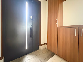 【玄関】 | ◆町田市南大谷7丁目　中古戸建◆ | ◆お手入れのしやすいちょうどよいサイズ感のお庭付き。植栽や家庭菜園等多目的にご利用いただけるプライベート空間。