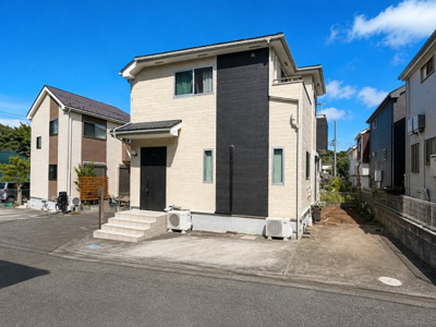 【外観】 | ◆町田市南大谷7丁目　中古戸建◆ | ◆爽やかな青空の下に贅沢なほどに降り注ぐ陽光、豊かな居住性と、クオリティが見事に調和した住空間は、住まうことの喜びを感じさせてくれます。ゆとりある広い敷地で開放的なお住まいです。