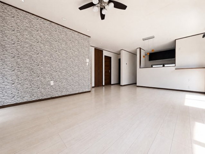 【居間・リビング】 | ◆町田市南大谷7丁目　中古戸建◆ | ◆家族で食卓を囲むダイニングスペースと、ソファでゆったりくつろぐリビングスペースがしっかり区切られているので家具の配置や用途を使いわけしやすいです。