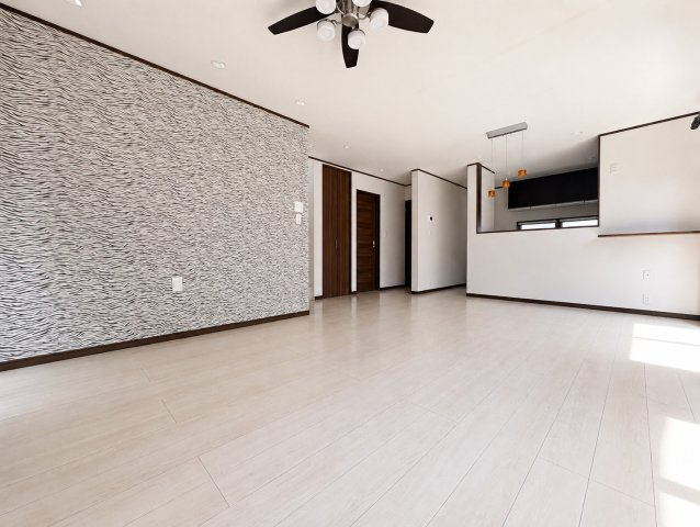 【居間・リビング】 | ◆町田市南大谷7丁目　中古戸建◆ | ◆家族で食卓を囲むダイニングスペースと、ソファでゆったりくつろぐリビングスペースがしっかり区切られているので家具の配置や用途を使いわけしやすいです。