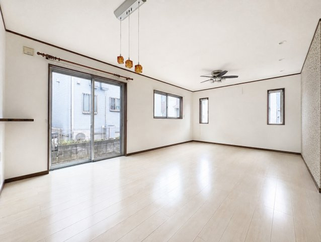 【居間・リビング】 | ◆町田市南大谷7丁目　中古戸建◆ | ◆一家だんらんのスペースとなるＬＤＫ。窓から明るい光が差し込み、思わず家族の会話も弾む快適な空間。