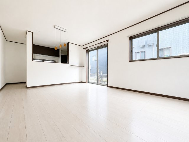 【居間・リビング】 | ◆町田市南大谷7丁目　中古戸建◆ | ◆リビングは一日中太陽の光が射し込みます。家族が集まる空間は、自然と笑顔が溢れます！