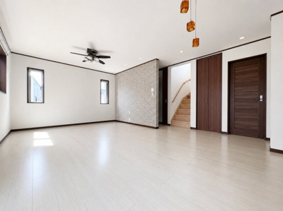 【居間・リビング】 | ◆町田市南大谷7丁目　中古戸建◆ | ◆広々としたリビング・ダイニングは、シックでモダンな内装。落ち着いた雰囲気に包まれて、伸びやかな空間のなかで、ゆったりと家族団らんのひとときを過ごせます。