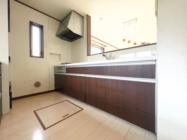 【キッチン】 | ◆町田市南大谷7丁目　中古戸建◆ | ◆キッチンからダイニングやリビングが見渡せるキッチン。料理をしながら家族とコミュニケーションをとれるだけでなく、大きな開放感も得られることができます。
