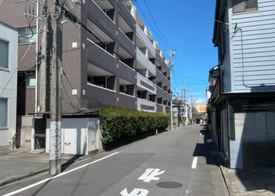 【外観】 | シーズガーデン八王子 | 外観はマンション管理がされているかの目安になります。築年数が古いと、壁面は劣化してひび割れが生じることも！建物が古びていても細かいところが修繕されていると、きちんと管理されているなぁと感じるでしょう。