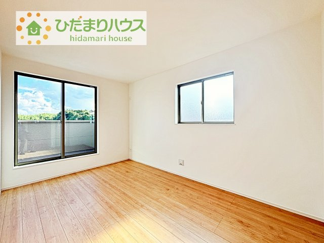 【寝室】 | 土浦市真鍋5丁目2086番　新築戸建　A号棟 | バルコニーに面していて、たっぷり光りの入る明るい主寝室です！