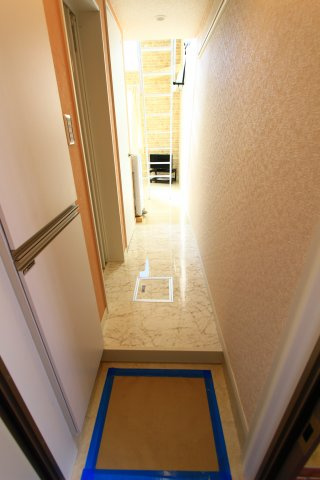 ユナイト根岸パステルナークの玄関