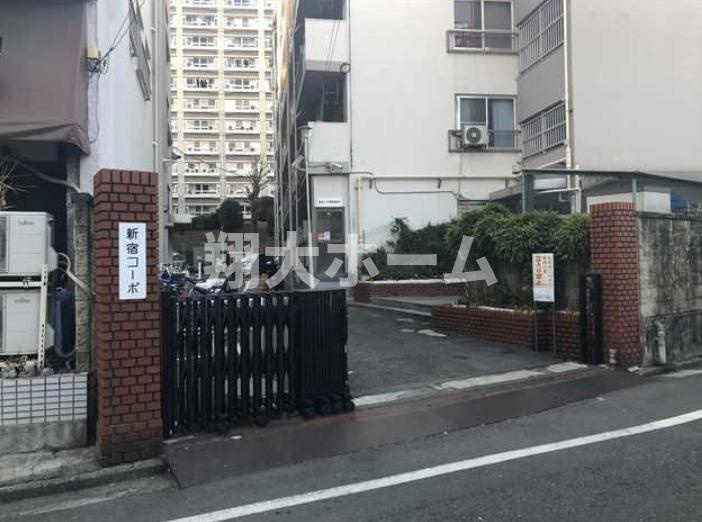 新宿コーポ２号館のエントランス