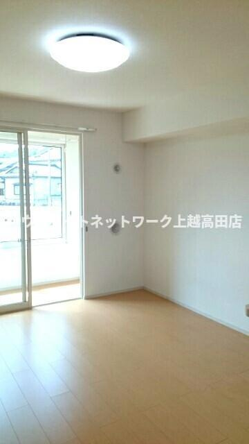 カルムＢの居間・リビング|洋室12.1帖