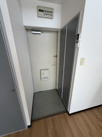 ゼンマンションの玄関