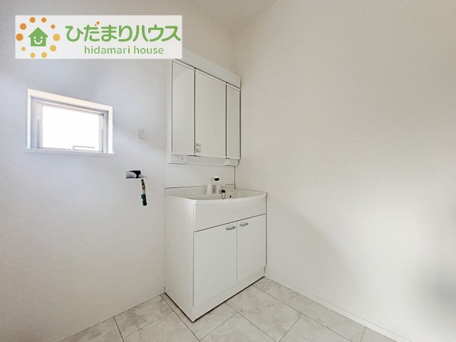 【独立洗面台】 | 土浦市真鍋5丁目2086番　新築戸建　B号棟 | 三面鏡の大きな鏡は憧れます(^^♪
鏡の後ろは収納となっていて、細かいものでも収納できるのでスッキリと整理できます！