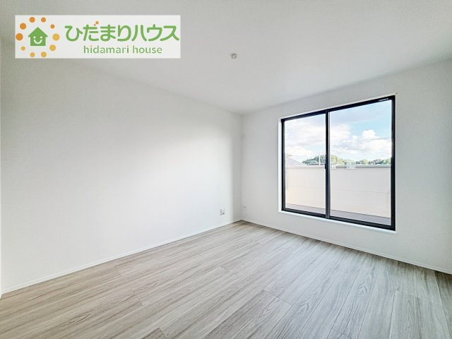 【寝室】 | 土浦市真鍋5丁目2086番　新築戸建　B号棟 | バルコニーに面していて、たっぷり光りの入る明るい主寝室です！