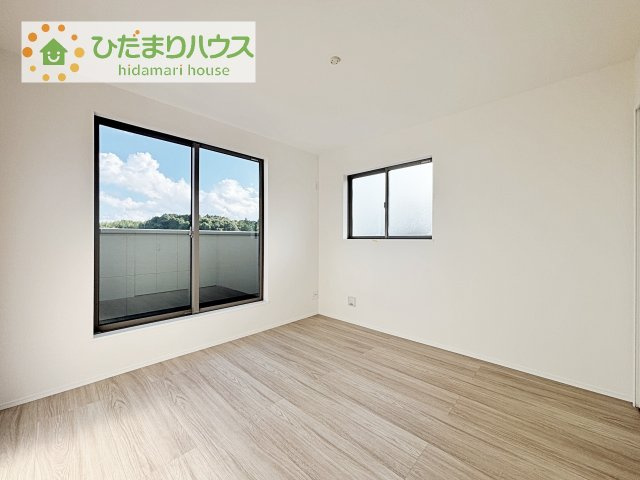 【洋室】 | 土浦市真鍋5丁目2086番　新築戸建　B号棟 | バルコニーに面していて、たっぷり光りの入る明るい子供部屋です！