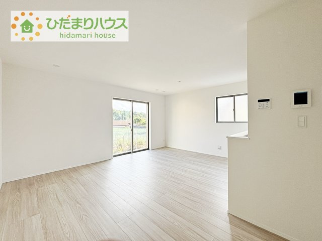 【居間・リビング】 | 土浦市真鍋5丁目2086番　新築戸建　B号棟 | 家族だんらんで、笑顔のたえない時間も増えそうな広々としたLDKが魅力です(^^)/窓も多くて明るい空間でくつろげます。