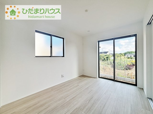 【洋室】 | 土浦市真鍋5丁目2086番　新築戸建　B号棟 | リビングには洋室が隣接し、お子様の遊び場や家事スペースにも大活躍です☆