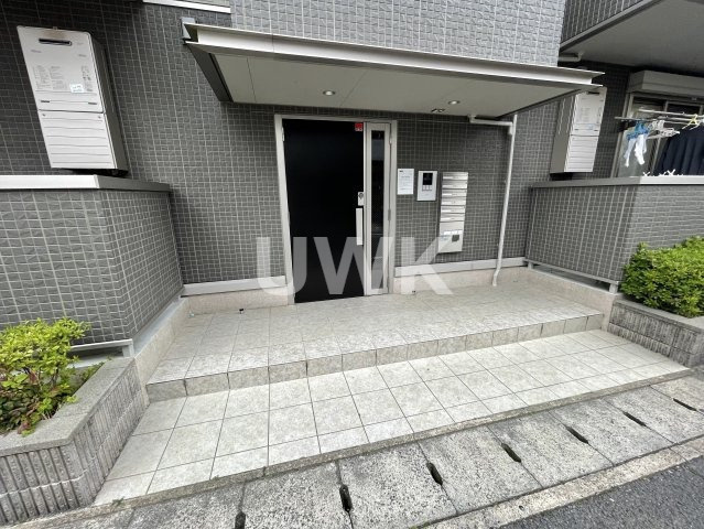ロイヤル西野山のエントランス