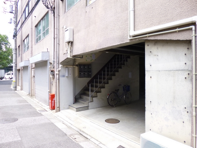 ヒルズハウスの駐車場|裏口はこちら！
