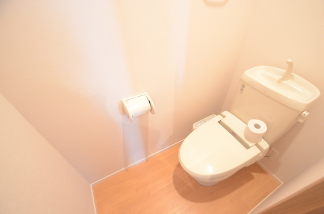 温水洗浄便座付きのトイレです♪
