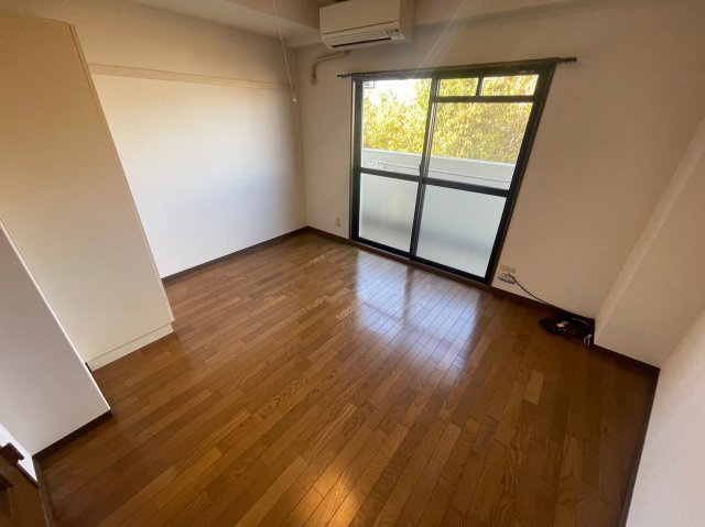 芦屋市公光町の賃貸マンションの居間・リビング