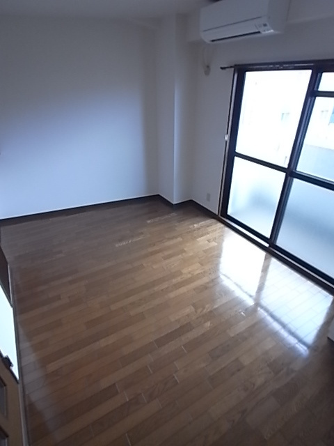 芦屋市公光町の賃貸マンションの居間・リビング