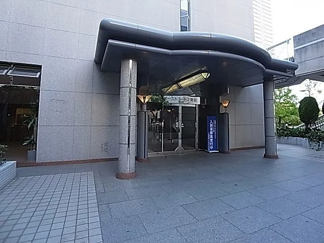 神戸市東灘区向洋町中１丁目の賃貸マンションのエントランス